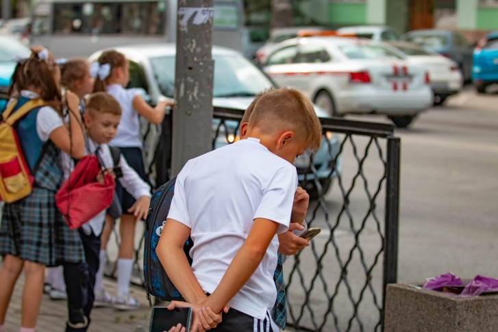 Возможно, у детей какой-то новый модный тренд — перебеги дорогу. Возможно, у детей какой-то новый модный тренд — перебеги дорогу.