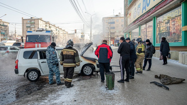 Машина Toyota Probox загорелась около торгового центра «Ся-Ян» в Чите