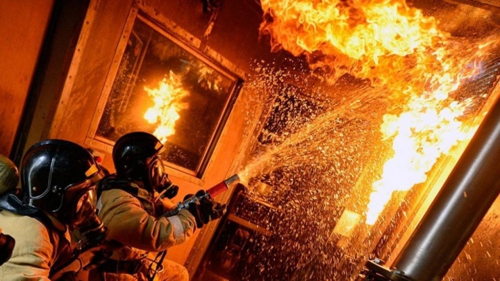 Двое мужчин пострадали во время пожара в жилом доме в Ангарске