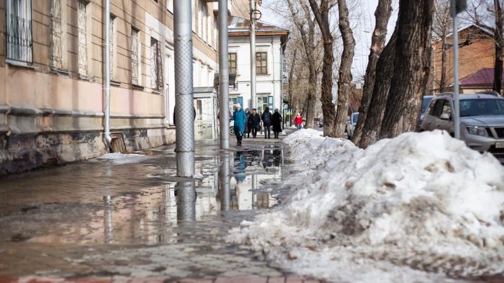 Пакеты на трубах и конфетти на тающем снегу — Иркутск встречает весну