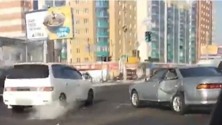 УАЗ с дровами протаранил Toyota Mark 2 на Красной Звезды в Чите