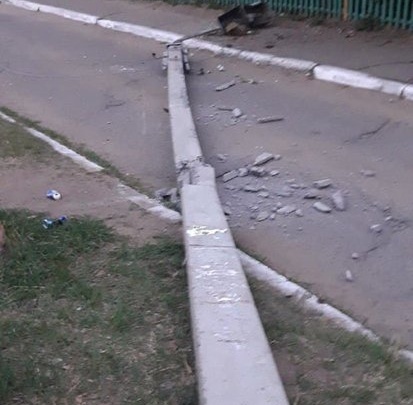 Фонарный столб упал во дворе дома по адресу Июньская, 18, в Чите