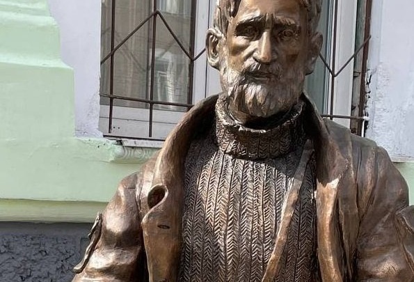 Памятник геологам установили на углу улиц Амурской и Профсоюзной в Чите