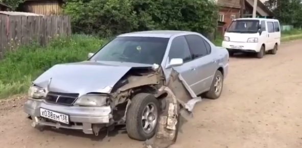 Пьяная девушка из Усть-Ордынского каталась на машине и протаранила дом и гараж