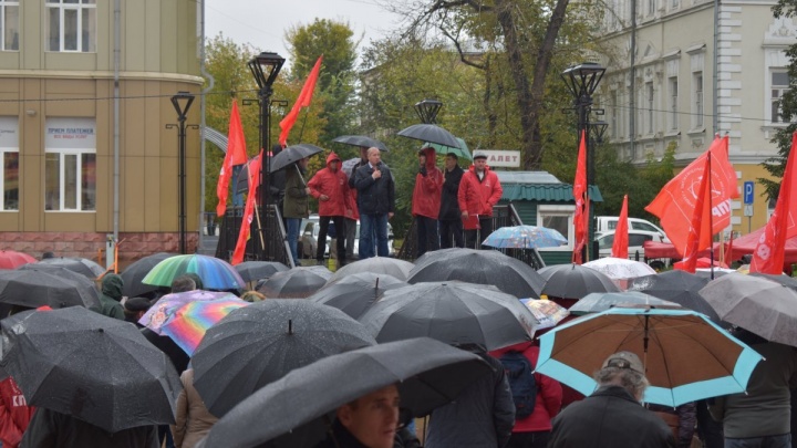 Около 100 человек пришли на встречу с депутатами КПРФ в Иркутске по итогам выборов в ГД