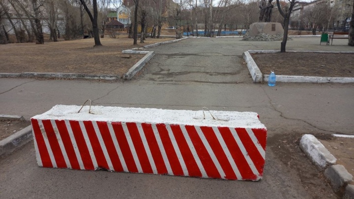 Парковочную площадку на углу Анохина и Полины Осипенко закрыли бетонным блоком в Чите