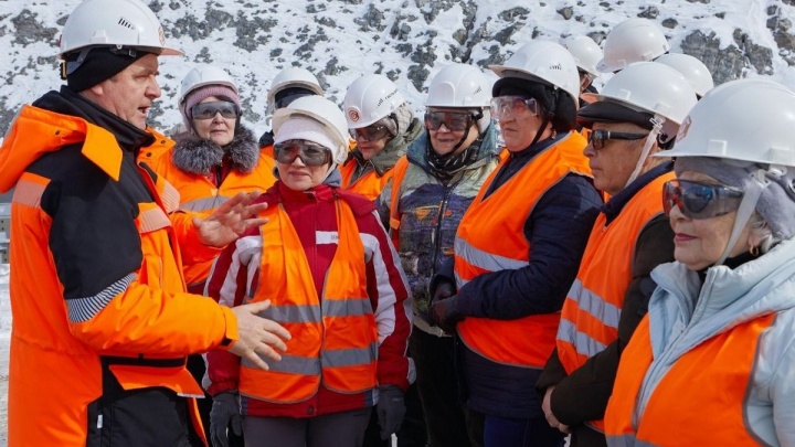 «Удоканская медь» организовала экскурсию для ветеранов геологии на стройку комбината
