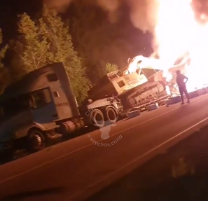 Техника загорелась на трассе в Забайкалье после столкновения грузовика с прицепом — видео