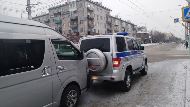 Машина полиции в центре Читы столкнулась с минивэном
