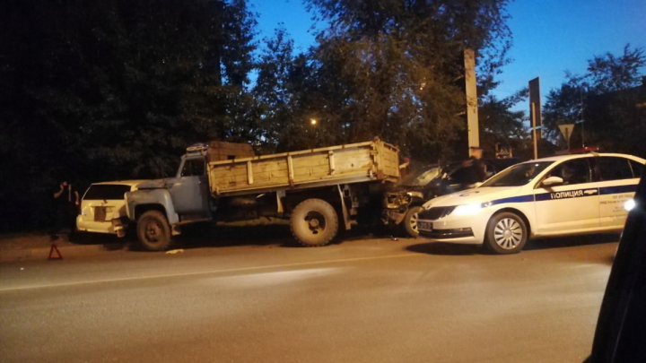 Водитель Toyota Harrier в Чите, скрываясь от погони, врезался в грузовик на месте ДТП