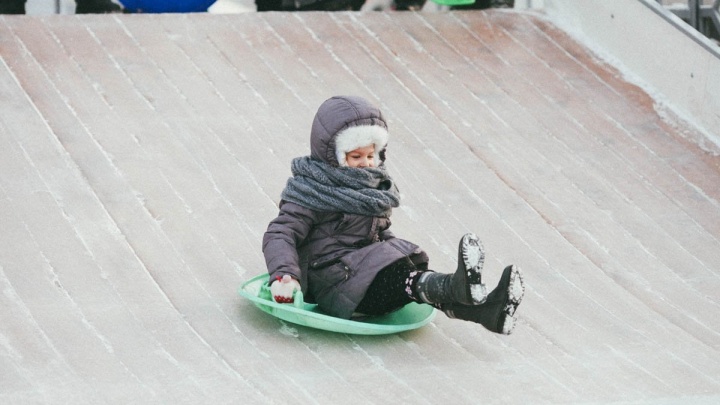 Кататься на ледяных горках на площади Ленина в Чите пригласила детей компания «Бюрократ»