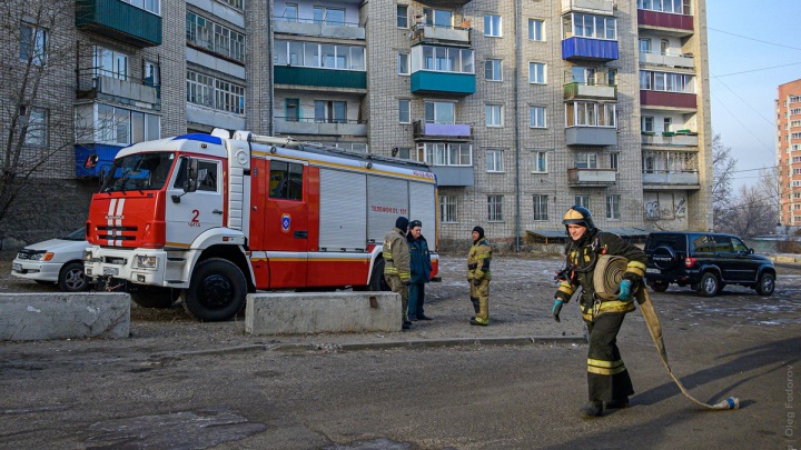 Жильцов многоэтажки на КСК в Чите эвакуировали из-за пожара в квартире пьяного горожанина