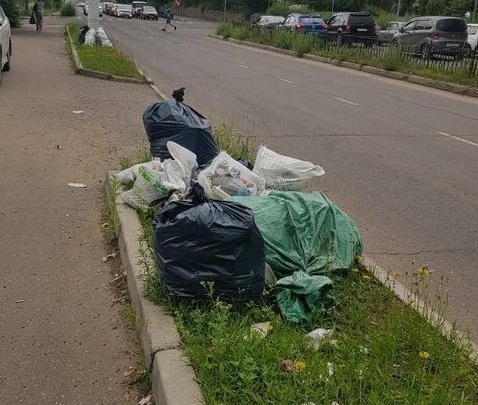 Мешки с мусором появились рядом с проезжей частью на улице Бабушкина в Чите 9 июля