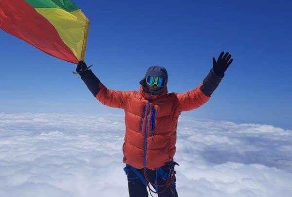 Житель Акши поднялся на Эльбрус и развернул на вершине флаг Забайкальского края