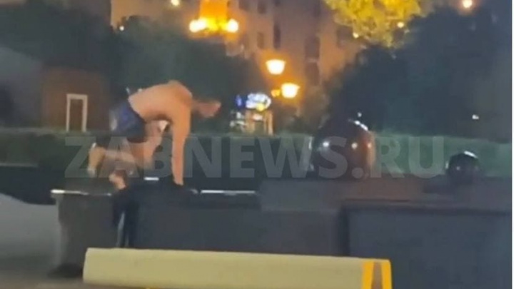 Молодой человек ночью искупался в чаше фонтана на площади Ленина в Чите