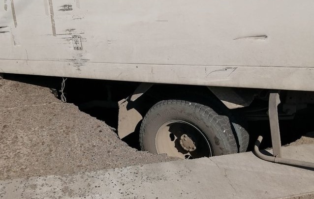 Грузовик провалился под асфальт задними колёсами в центре Читы