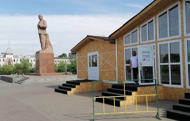 Скандальные домики на площади Ленина украсят вместо того, чтобы снести