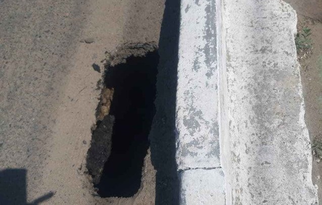 Машина провалилась колесом под асфальт в центре Читы, яму планируют устранить 17 июля