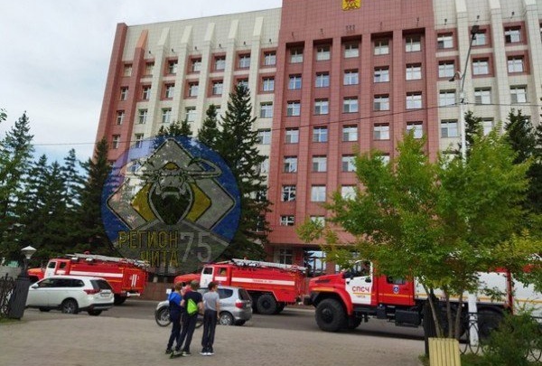 Пожарные расчёты выехали на Чайковского, 8, в Чите из-за короткого замыкания кондиционера