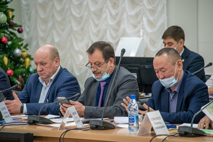 Слева направо сидят: и.о. заместителя председателя правительства Забайкальского края Алексей Кошелев, руководитель Департамента по гражданской обороне и пожарной безопасности региона Александр Жужурин и его заместитель Тумэн Сампилов. Слева направо сидят: и.о. заместителя председателя правительства Забайкальского края Алексей Кошелев, руководитель Департамента по гражданской обороне и пожарной безопасности региона Александр Жужурин и его заместитель Тумэн Сампилов.