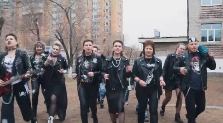 Родители выпускников школы №2 в Чите поздравили детей с окончанием учёбы панк-клипом