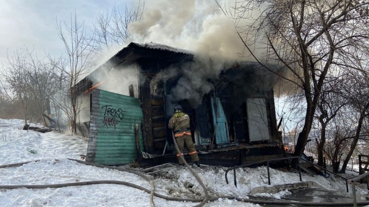 Деревянный дом горит на улице Байкальской в Иркутске