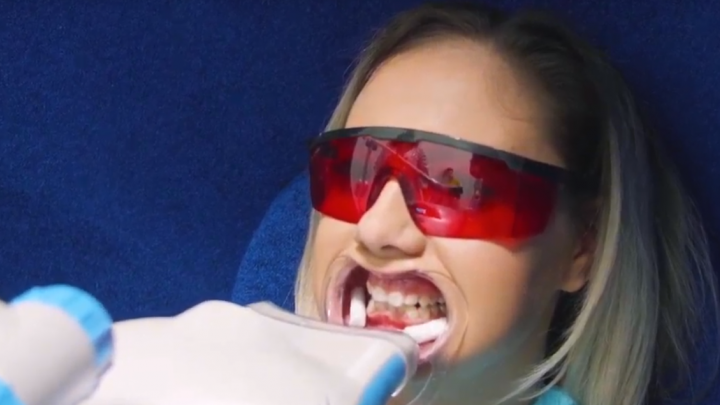Косметическое отбеливание зубов подарит Smile Room 3 победителям конкурса в соцсетях
