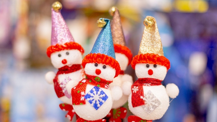 Гирлянды и снеговиков под ёлку со скидками до 50% распродаст магазин «Нужные вещи» в Чите