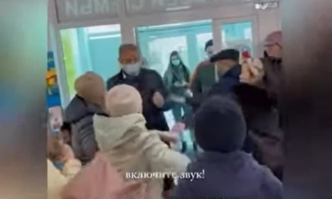 Пенсионерки без QR-кодов штурмом взяли вход в торговый центр в Бурятии