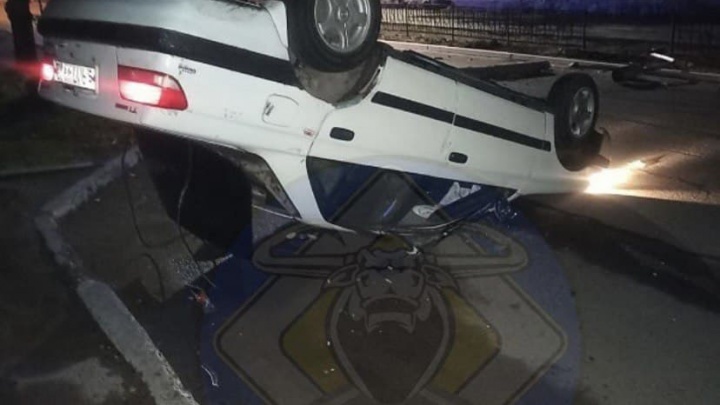 Водитель Toyota Carina снёс электроопору и перевернулся на улице Бабушкина в Чите