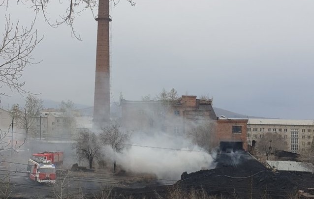 Бульдозер загорелся около котельной на Нечаева в Чите