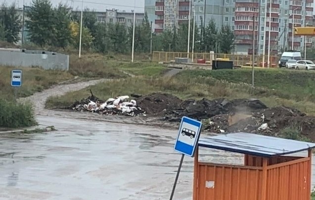 Свалка строительного мусора образовалась около остановки в мкр Молодёжный