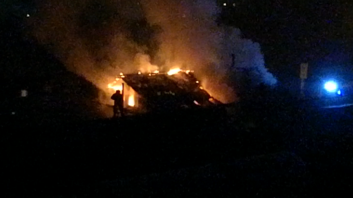 Пожарные тушат горящий дом в Песчанке