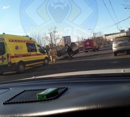 Toyota перевернулась на крышу после ДТП на улице Кирова в Чите