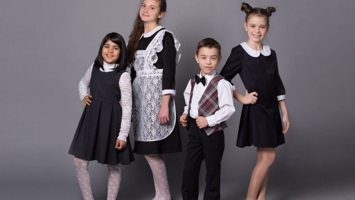 Новые модели школьных костюмов, платьев и кардиганов поступили в магазин «Угловой» в Чите