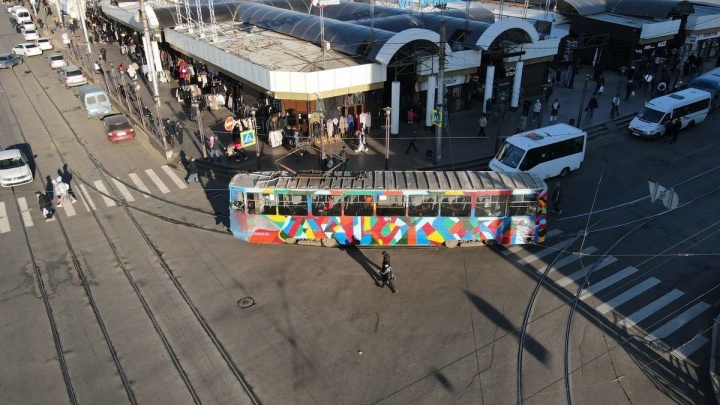 Троллейбус и два трамвая украсили граффити в Иркутске