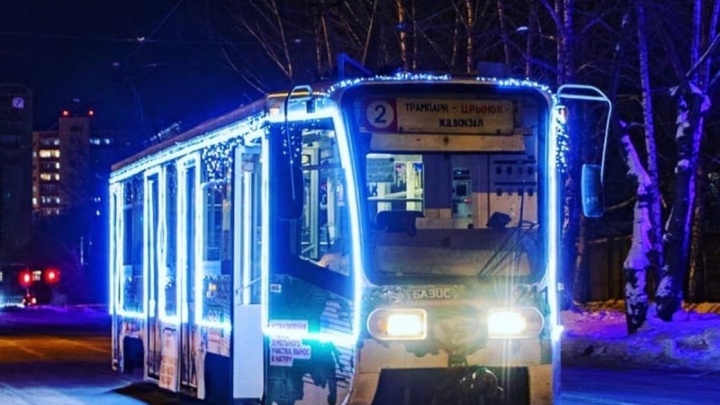 Водители троллейбуса и трамвая переоденутся в Деда Мороза и Снегурочку в Иркутске