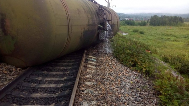 Загрязнение нефтепродуктами обнаружили в реке Алеур в Забайкалье после схода вагонов