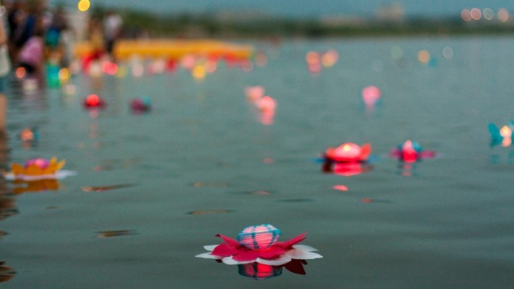Фестиваль водных фонариков на озере Кенон