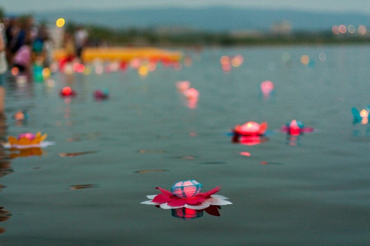 Фестиваль водных фонариков на Кеноне в Чите