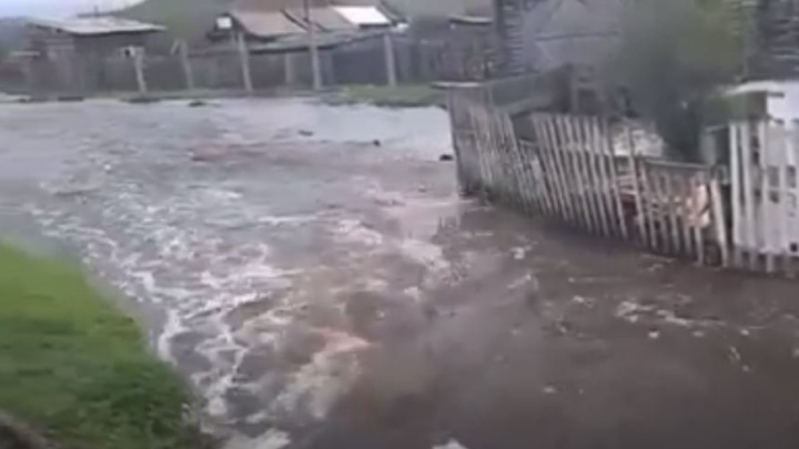 Река Газимур разлилась по улицам села Батакан Забайкальского края