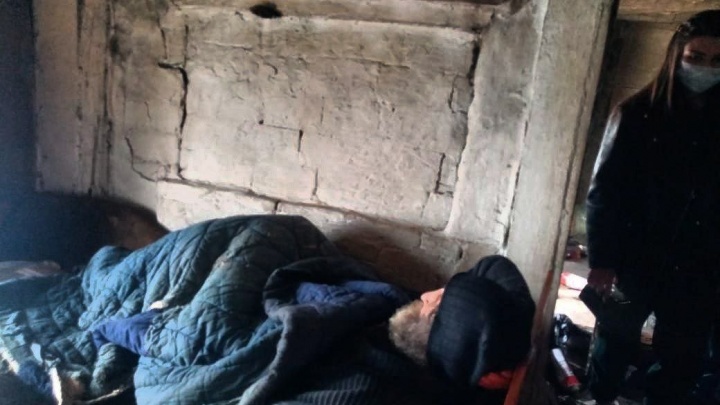 Погибающего в доме дедушку нашли волонтёры в Забайкалье