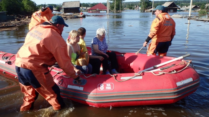 Спасатели эвакуировали 80-летнюю женщину в селе Шелопугино из-за наводнения