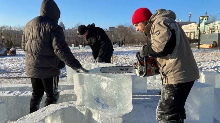 Тепло мешает строительству ледового городка на площади Ленина в Чите
