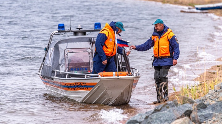 Спасатели достали тело рыбака, провалившегося под лёд на озере Иван в Забайкалье