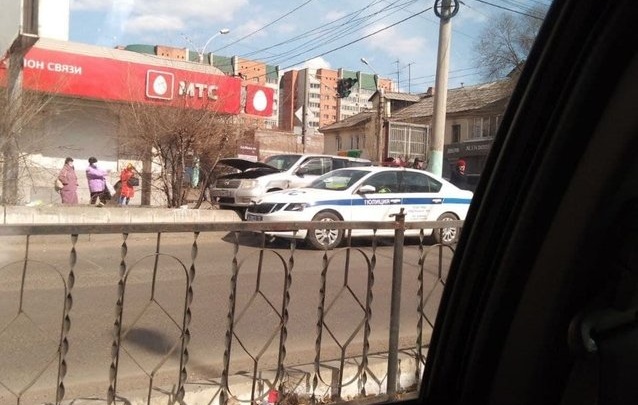 Такси сбило пешехода и врезалось в бордюр на перекрёстке Бабушкина и Бутина в Чите