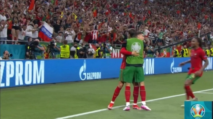 Фанаты футбола из Нерчинска развернули флаг на матче Франция — Португалия
