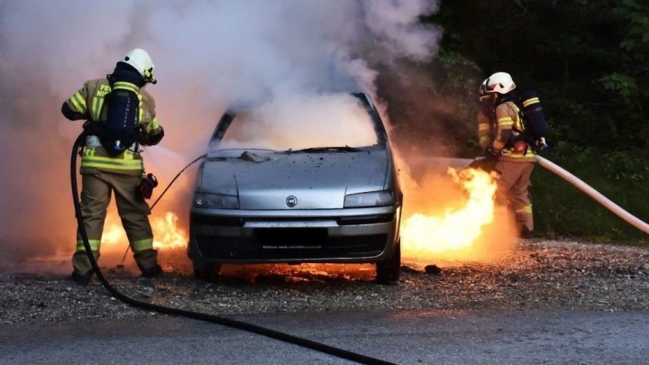 «Инфинити» сгорела во дворе дома в Петровск-Забайкальском