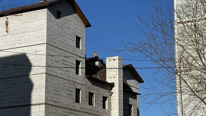 Группу детей заметили очевидцы на крыше недостроенной гостиницы в Чите
