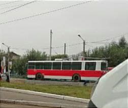 Окрашенный в красно-белый цвет троллейбус установили на месте «адского» арт-объекта в Чите